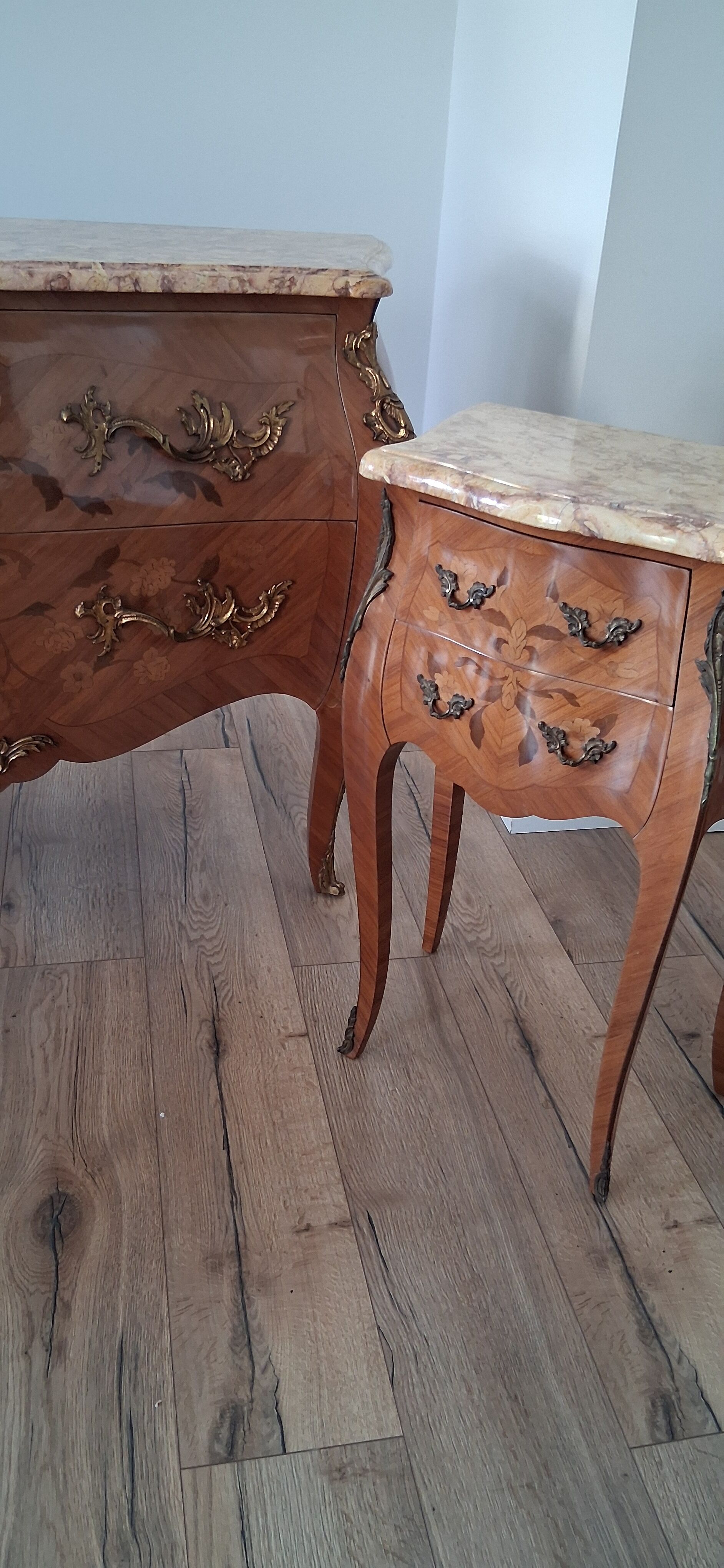 Ensemble commode galbée et table de chevets