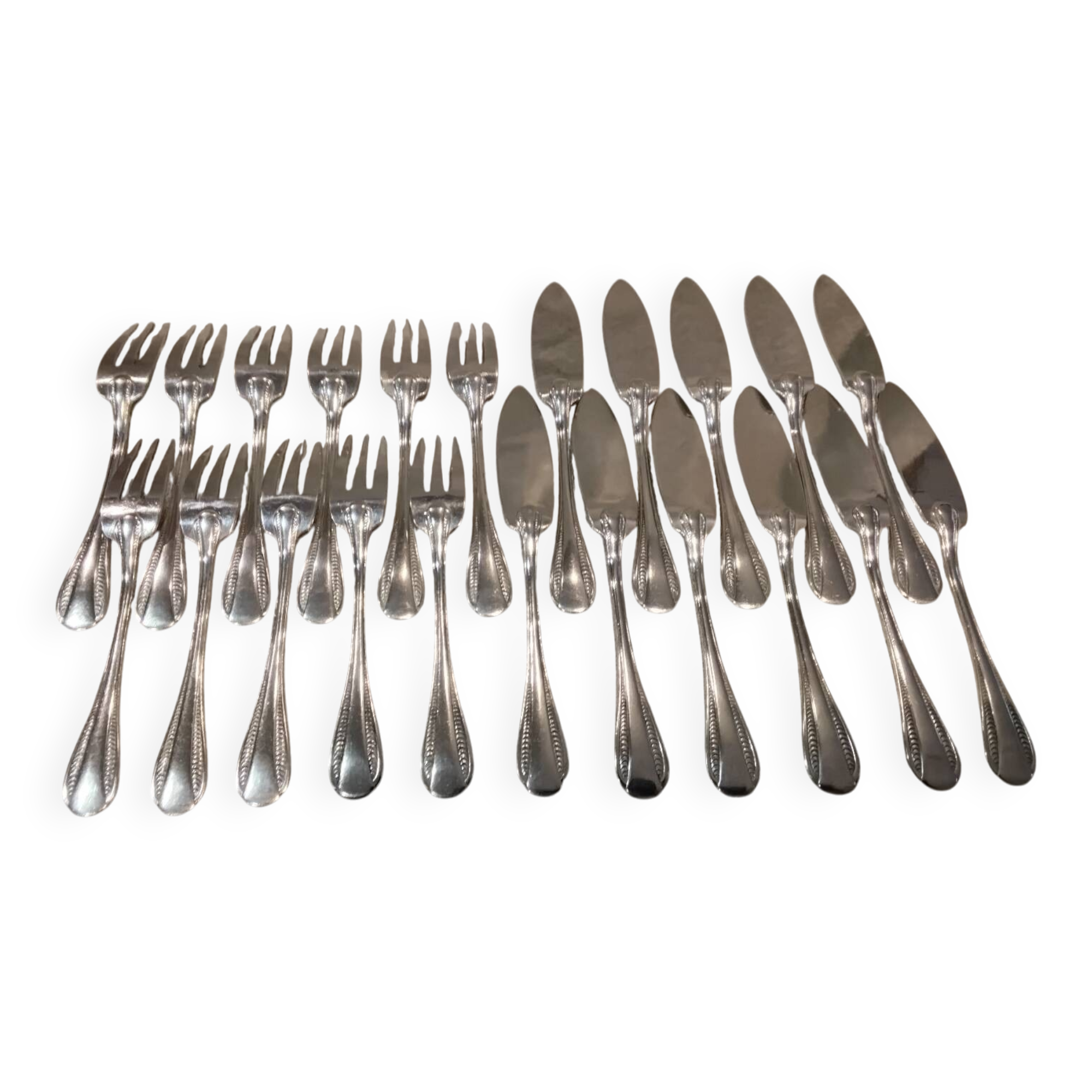 11 silver-plated fish forks and 11 fish knives by silversmith Ercuis Nil