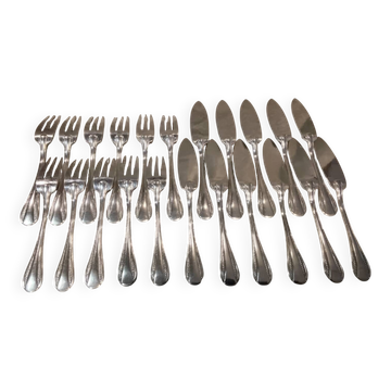 11 silver-plated fish forks and 11 fish knives by silversmith Ercuis Nil