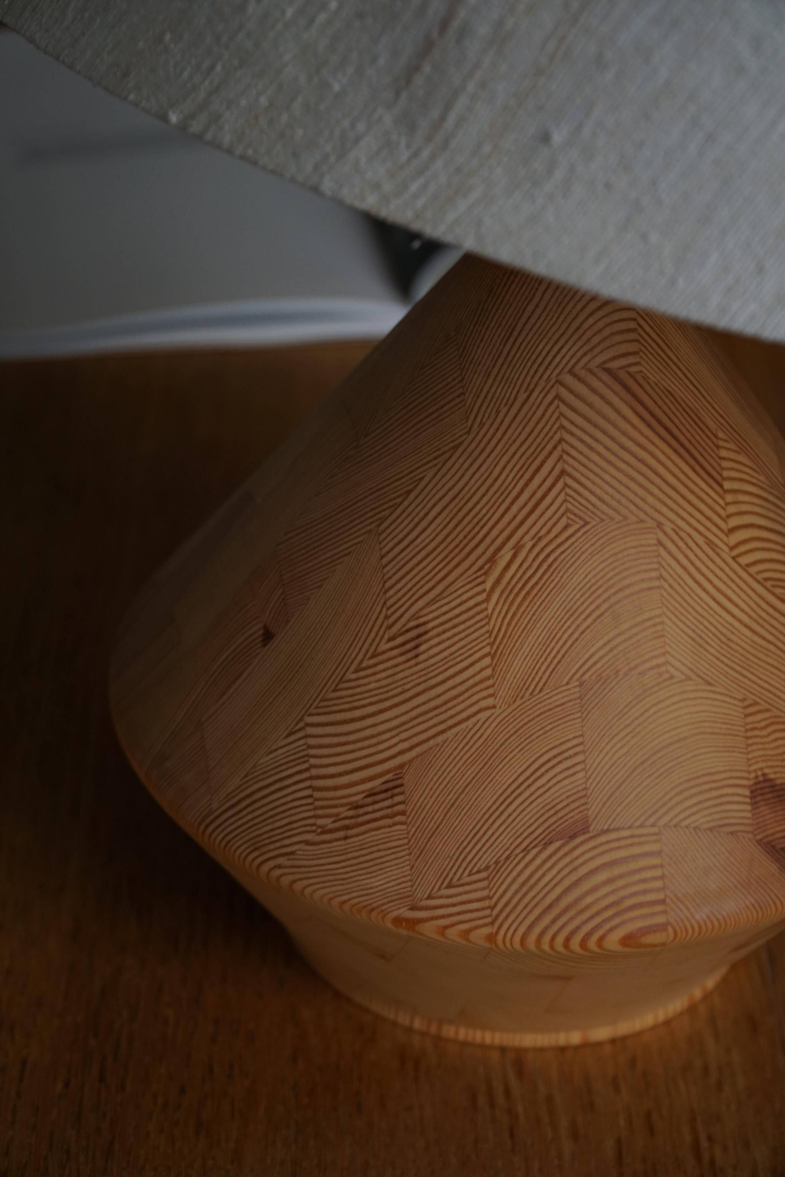 Sculptural Danish modern table lamp in wood by Kirk, 1980s.