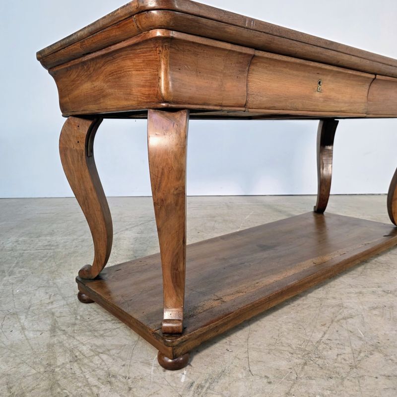 silk table in walnut from the Restoration period