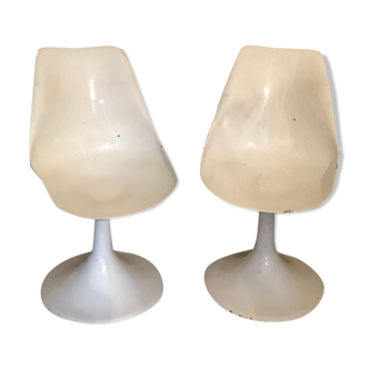 Pair of vintage fiberglass 'tulip' chairs
