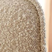 Fauteuil vintage en bouclé gris et blanc, design scandinave.