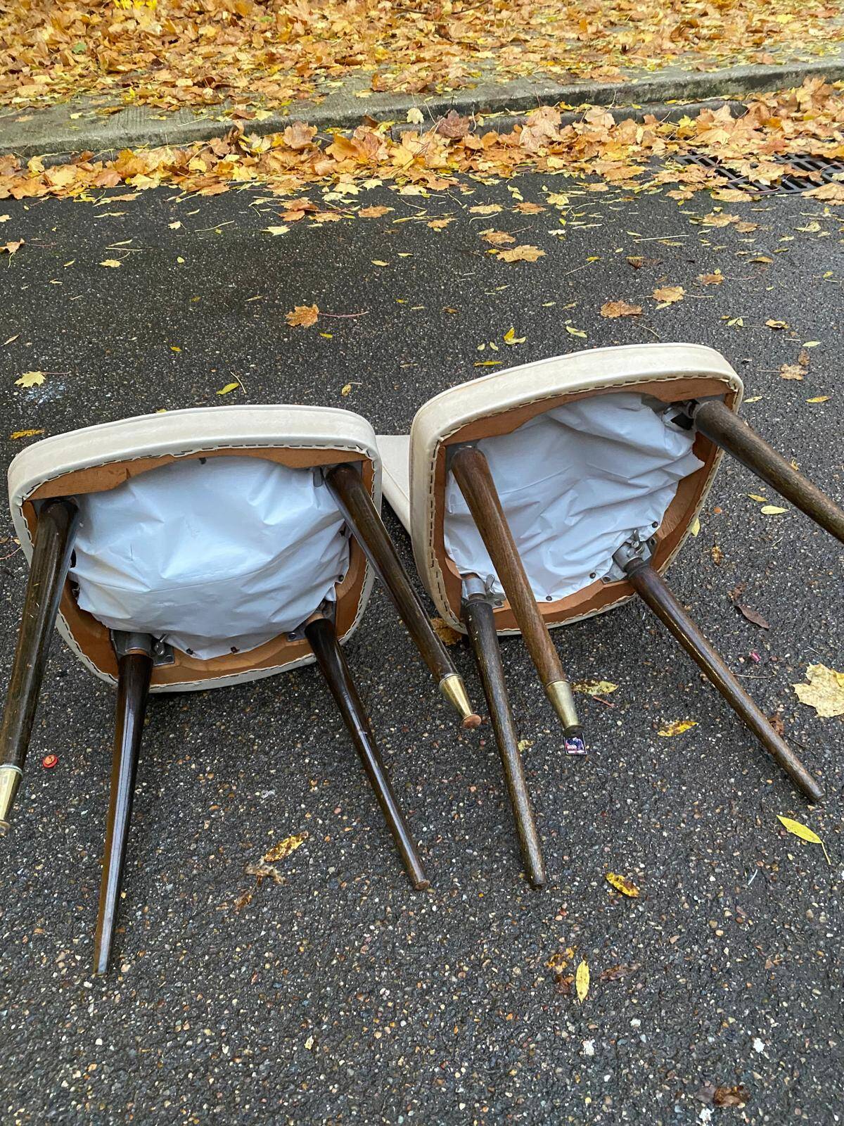 6 vintage Scandinavian chairs in solid wood and beige leather, circa 1960
