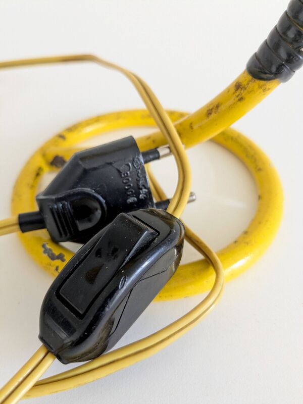 Lampes à poser jaunes années 50 « scoubidou ».