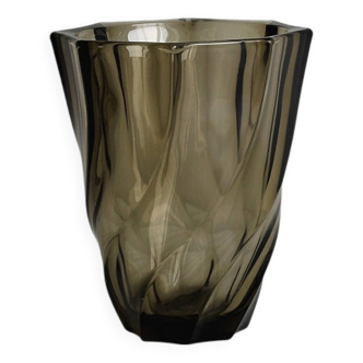 Vase en verre fumé au design torsadé