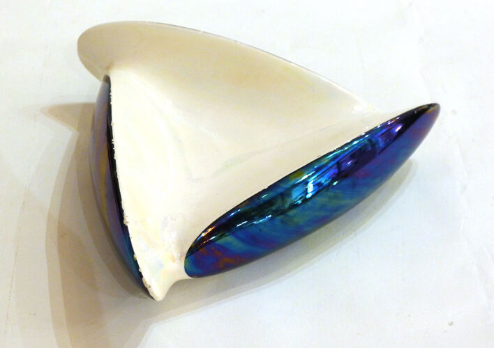 Pearly & iridescent oil triangular ashtray