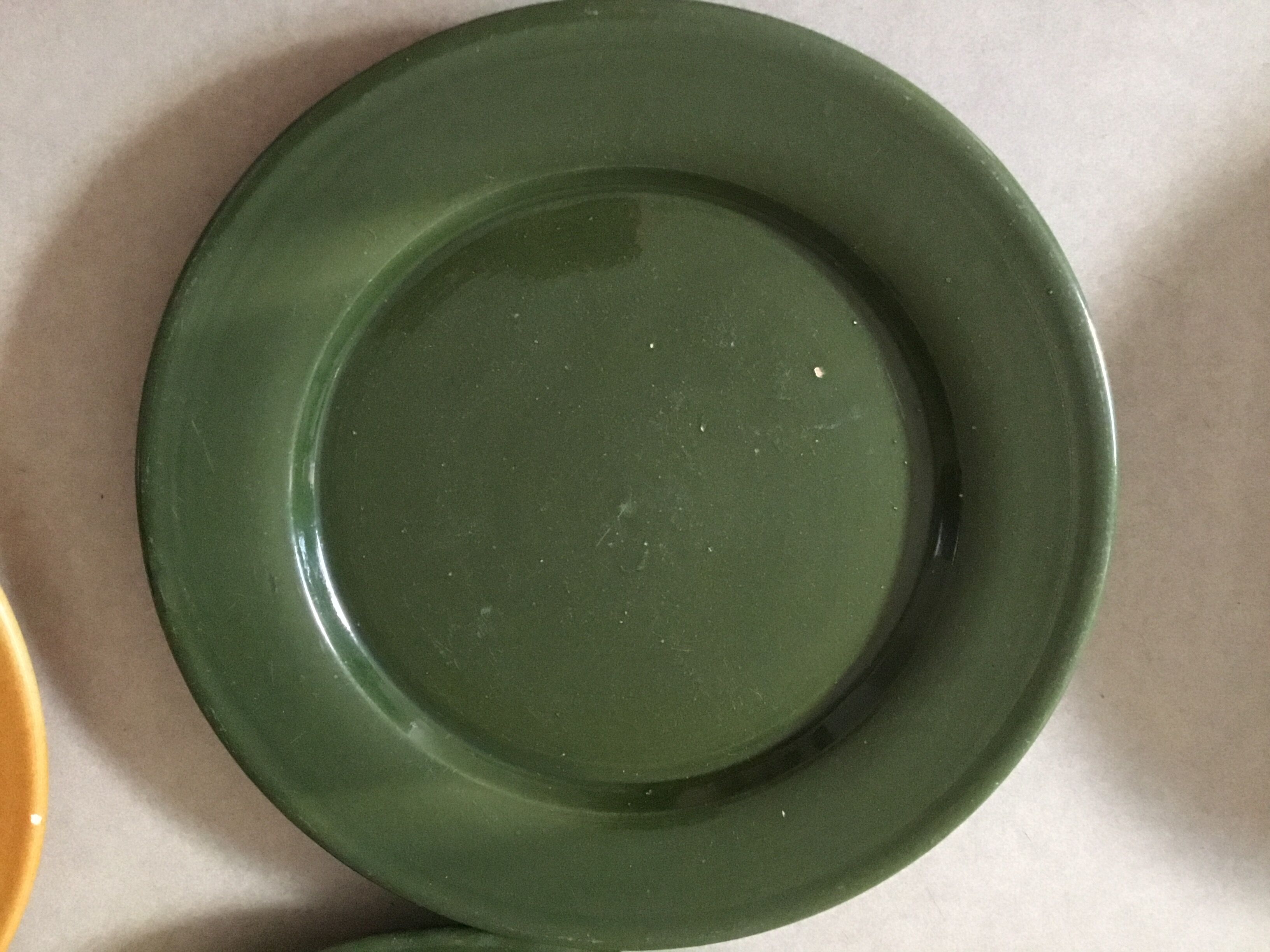 Flat plates in enamelled terracotta