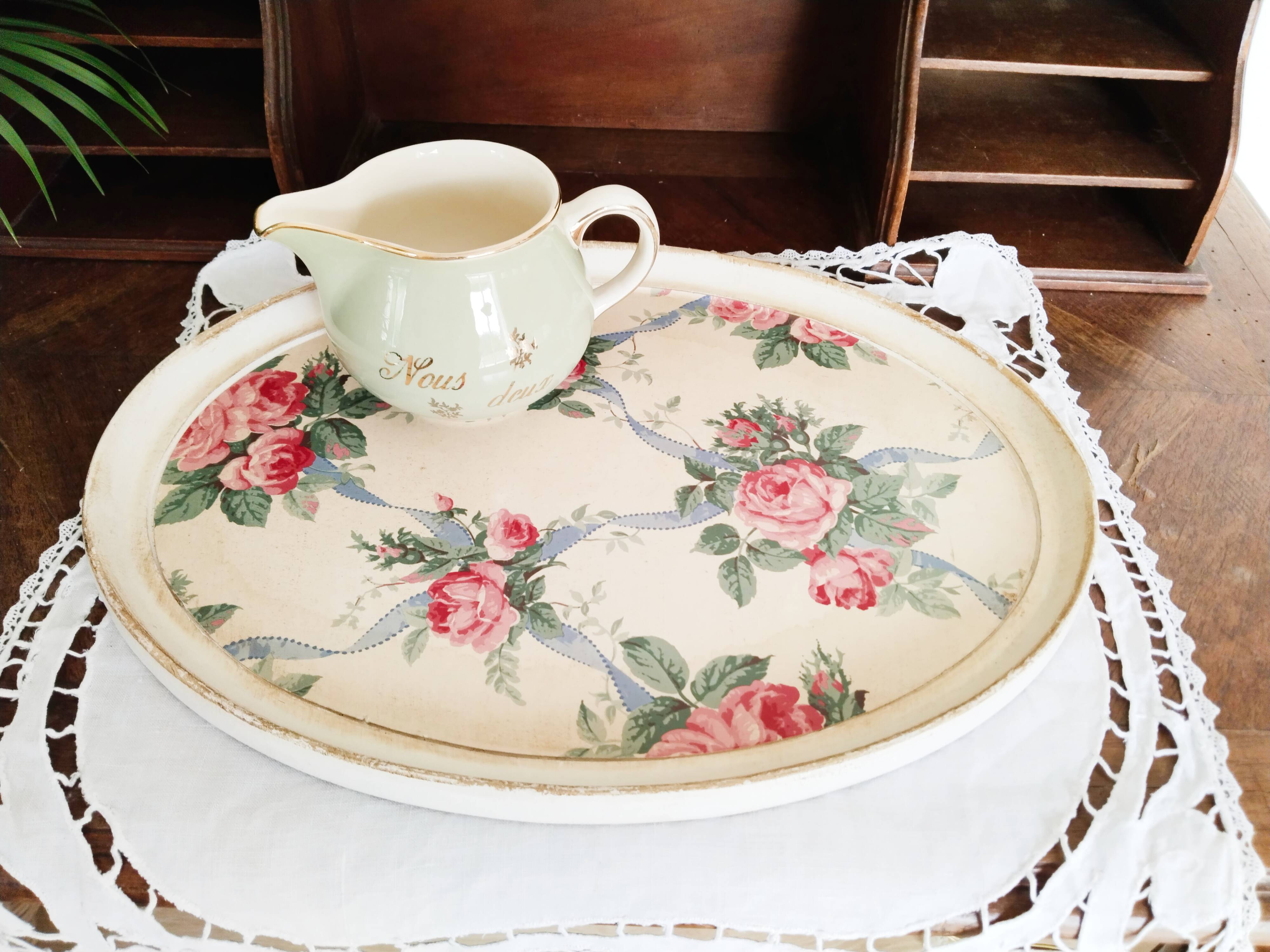 Oval resin tray with rose and ribbon pattern