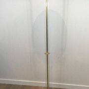 Lampadaire de parquet design en laiton doré et plexiglass