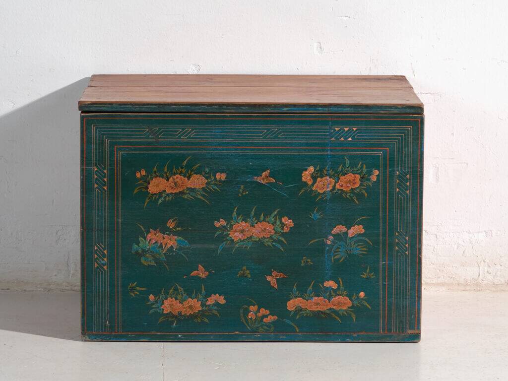 Coffre ancien polychromé en bois de pin – Chine, vers 1900