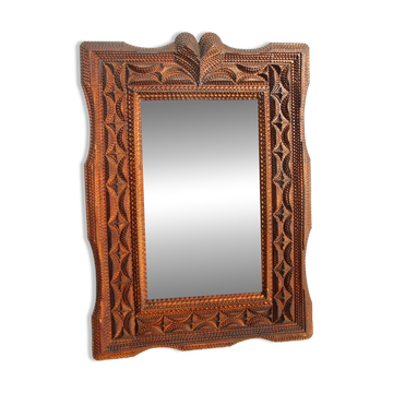 Tramp Art mirror from the 19th century in hand-carved wood.