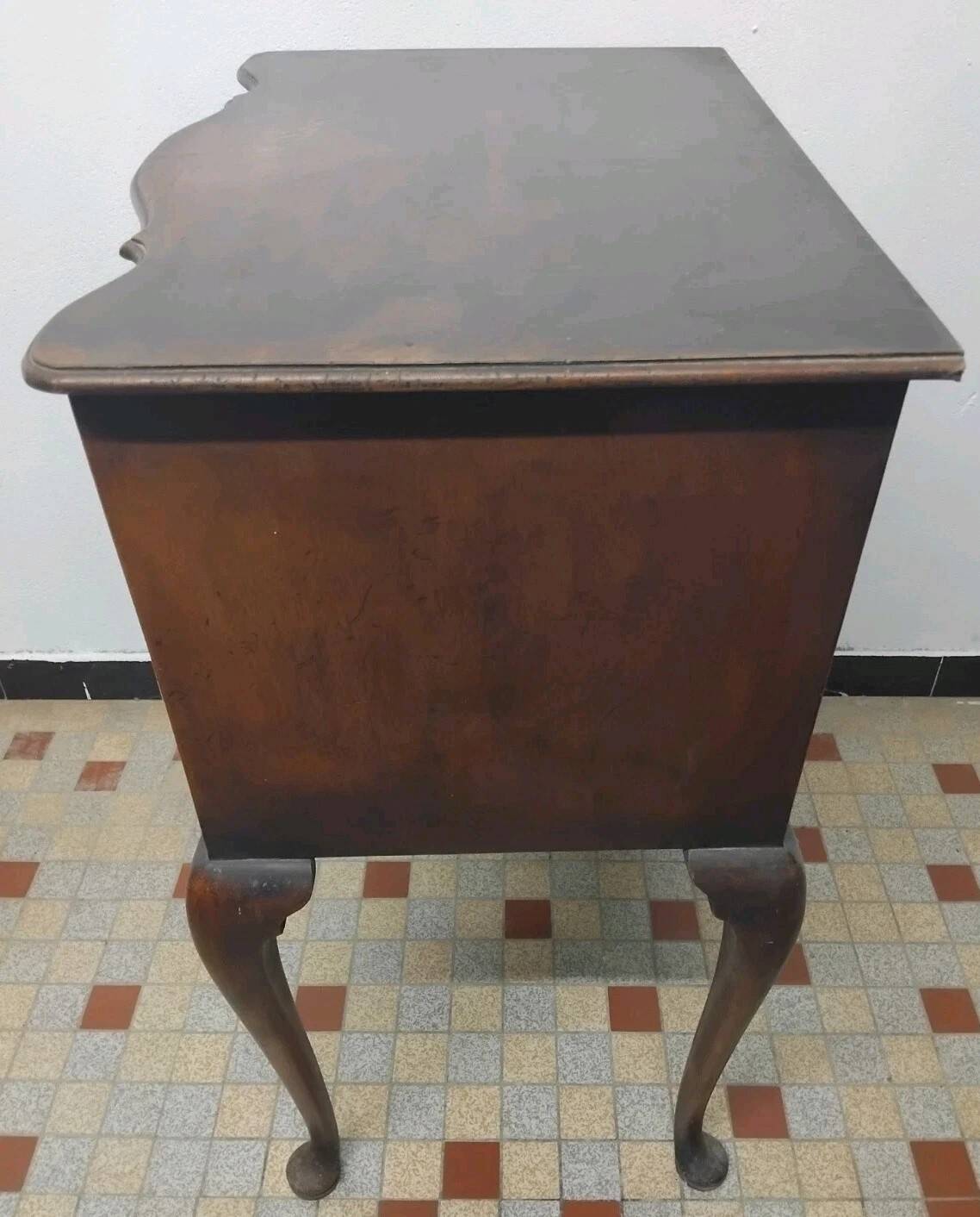Commode galbée ancienne