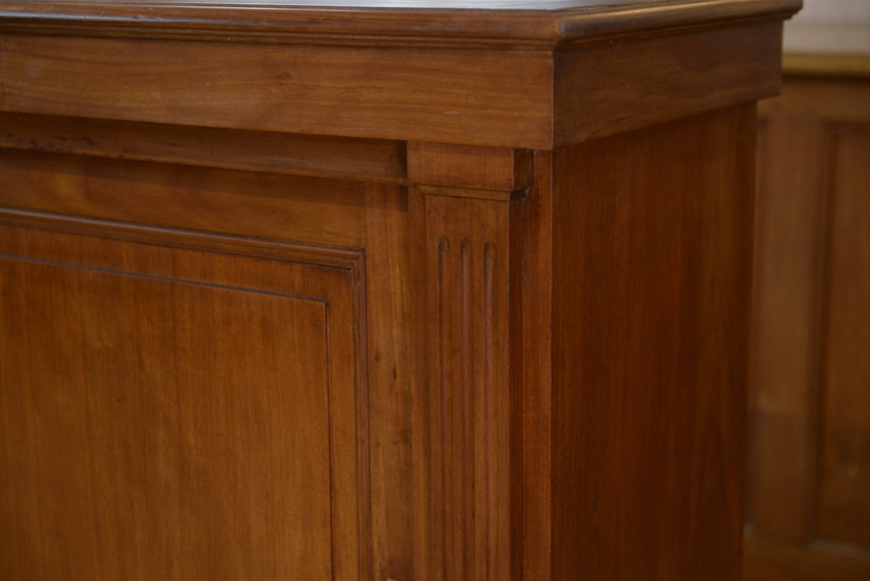 Mahogany workshop furniture with three sliding doors from the 1920s.