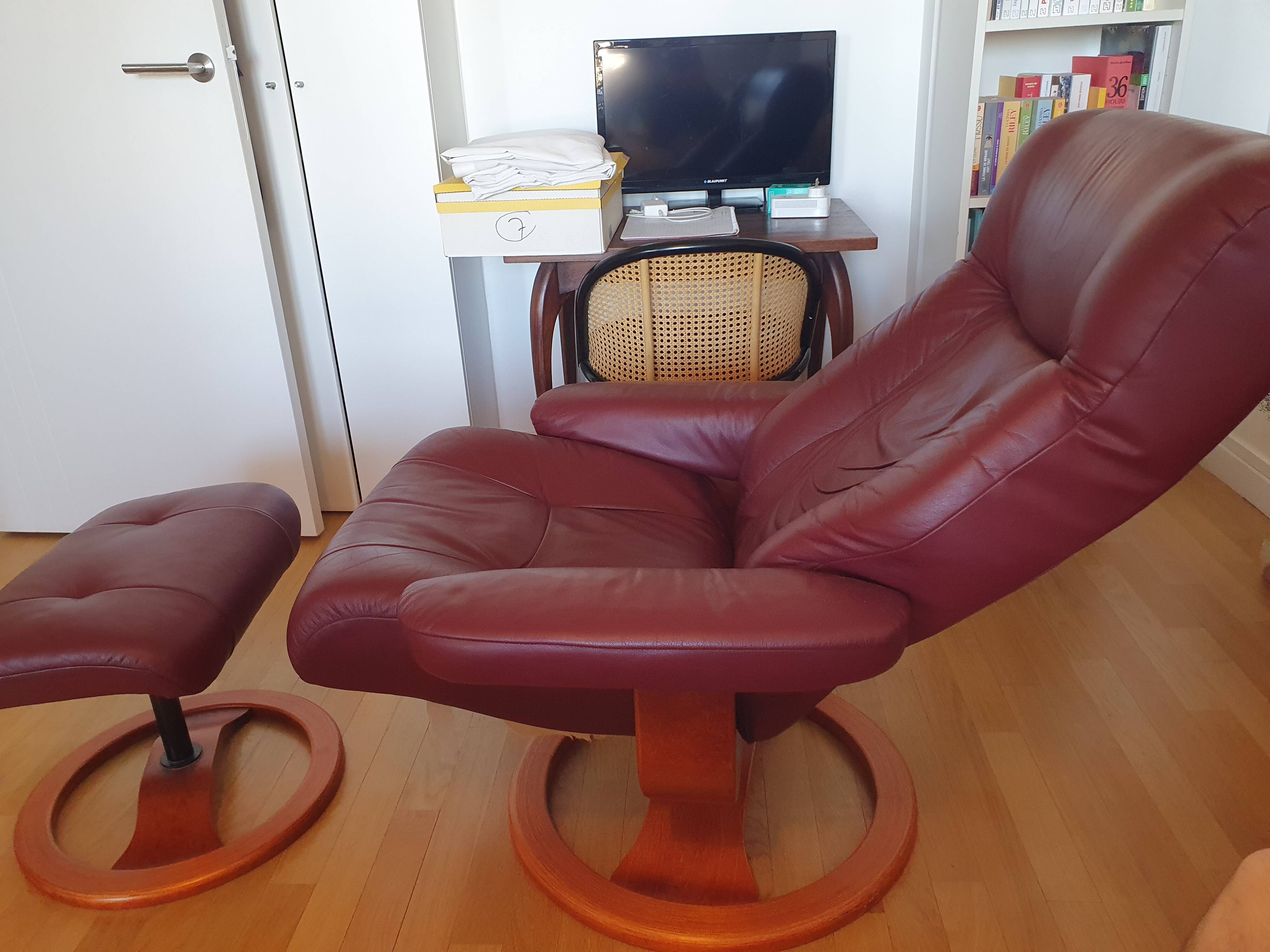 Fauteuil en cuir Anderssons avec repose-pied