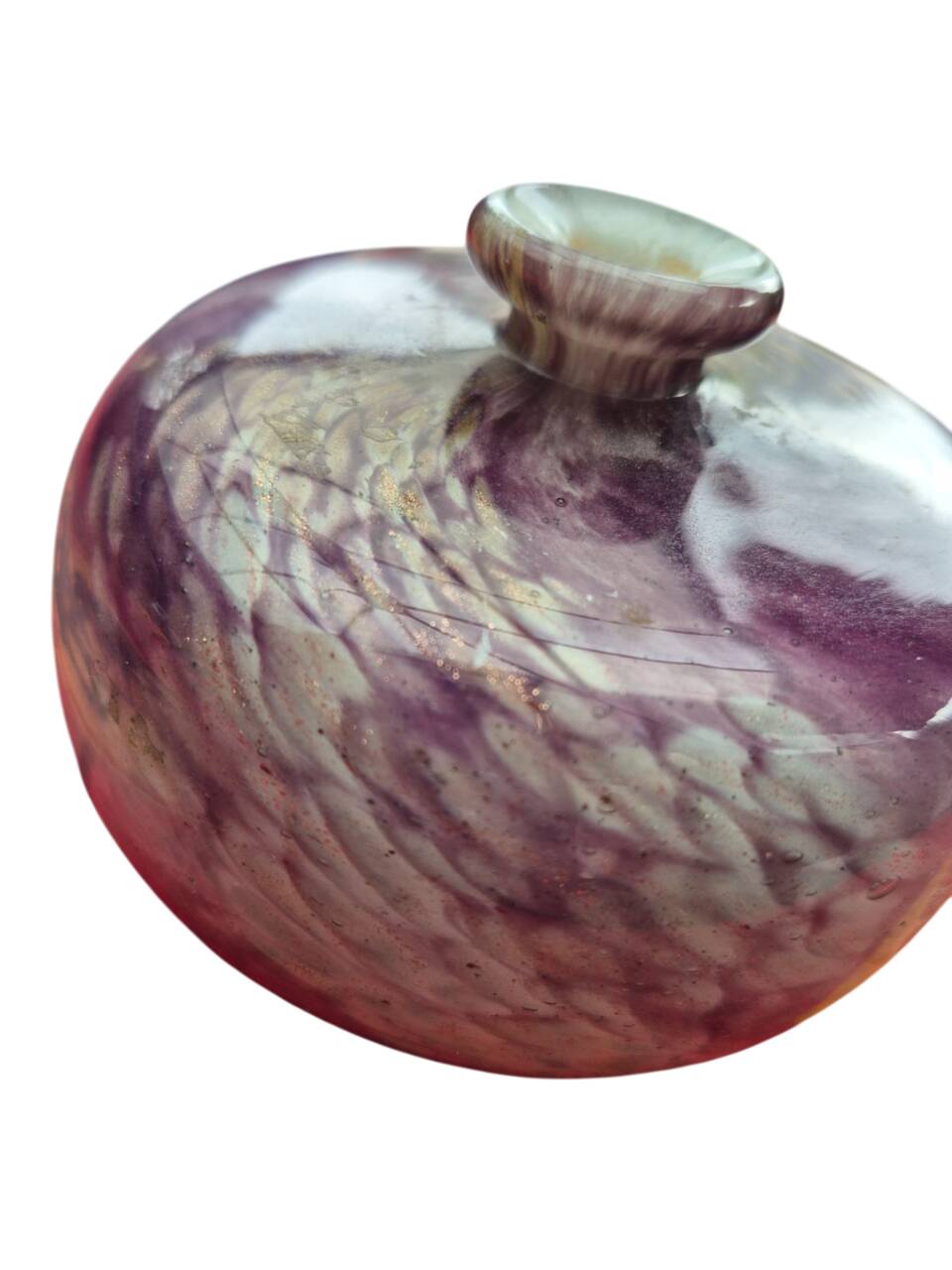 Vase panse aplatie à décor de spirales violettes et dorées