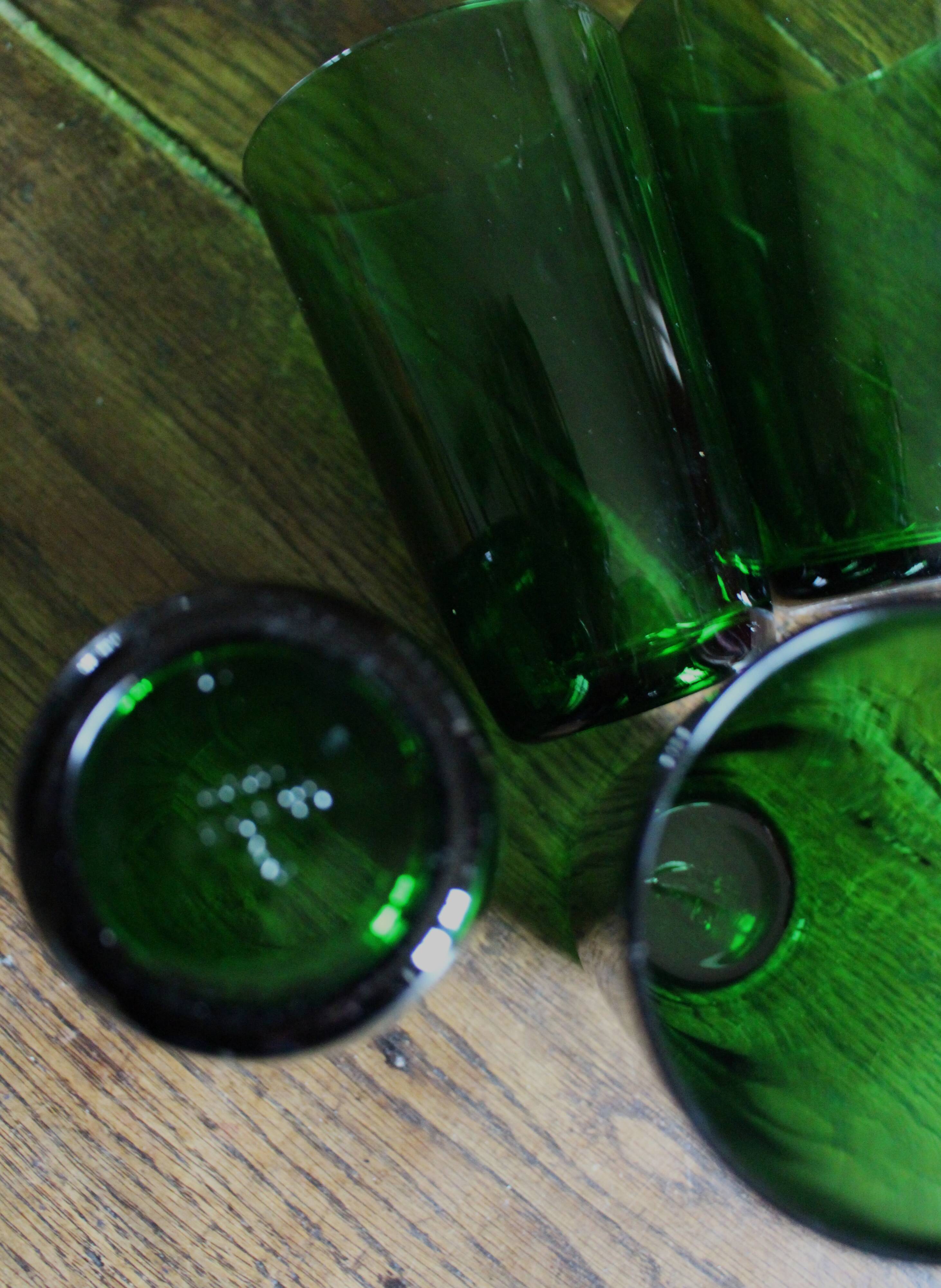 Un lot de 4 grands verres Vereco vert vintage