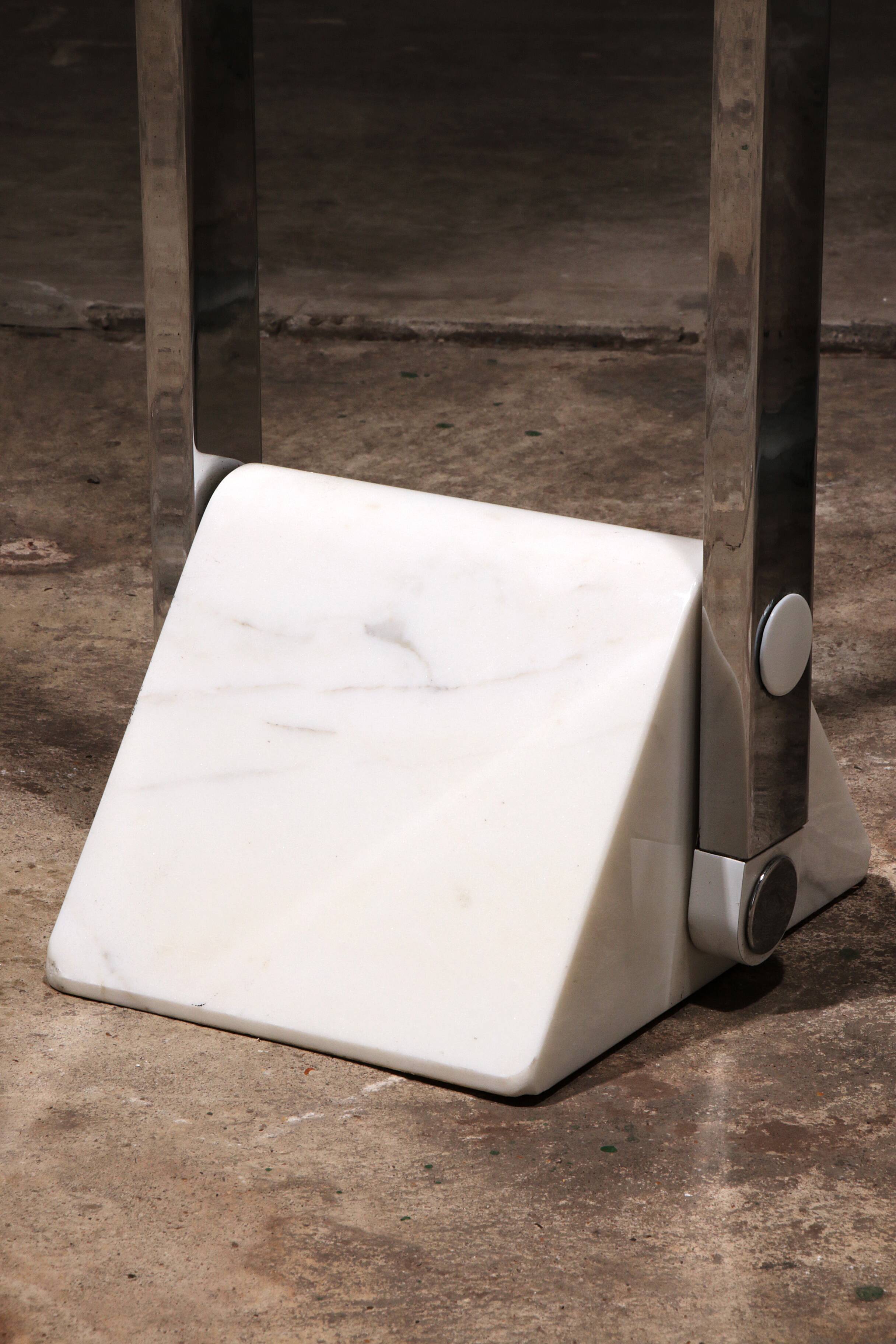 Italian Design Coat rack with white marble base and chrome uprights, 1970