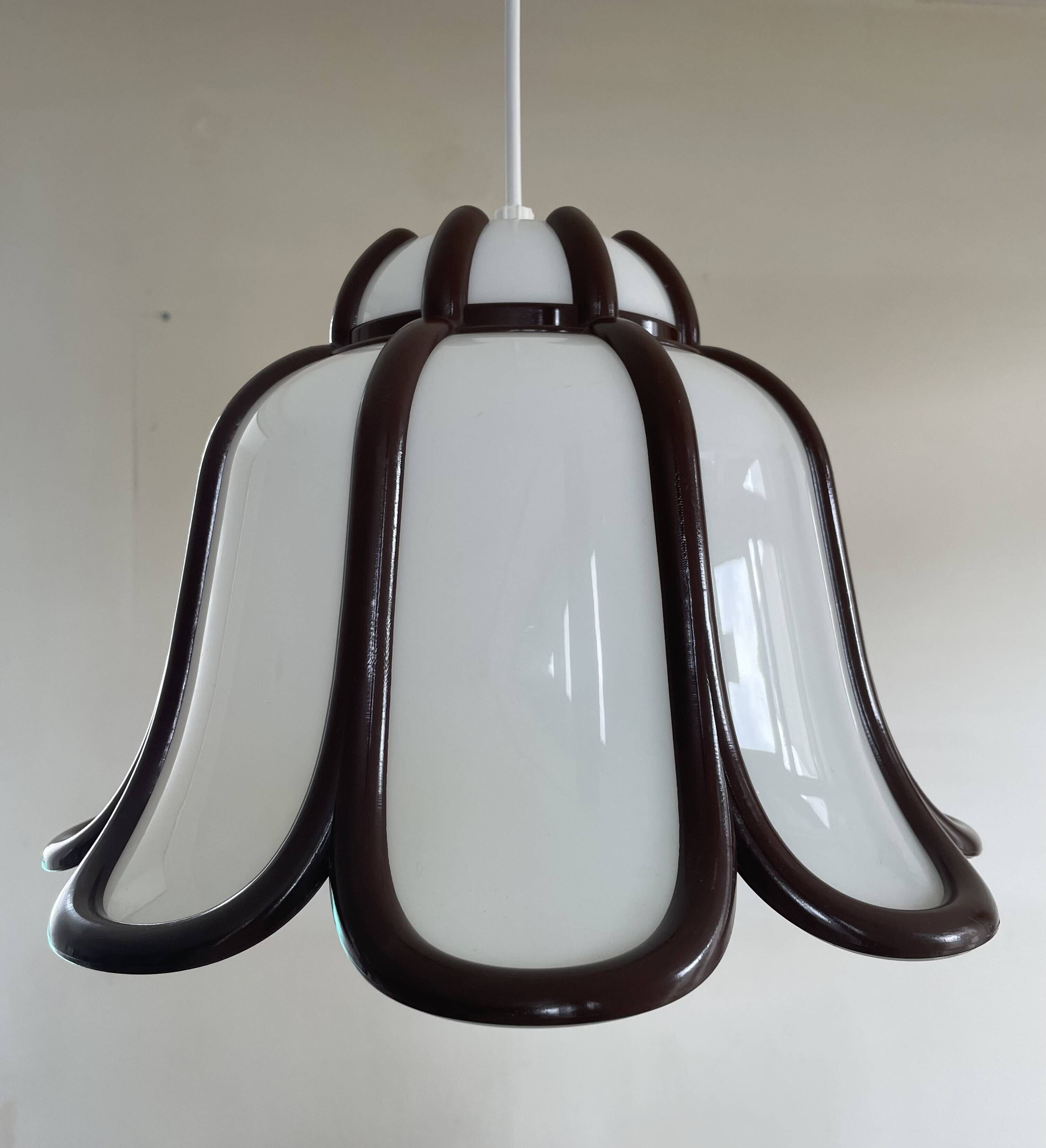 Tulip shaped pendant lamp