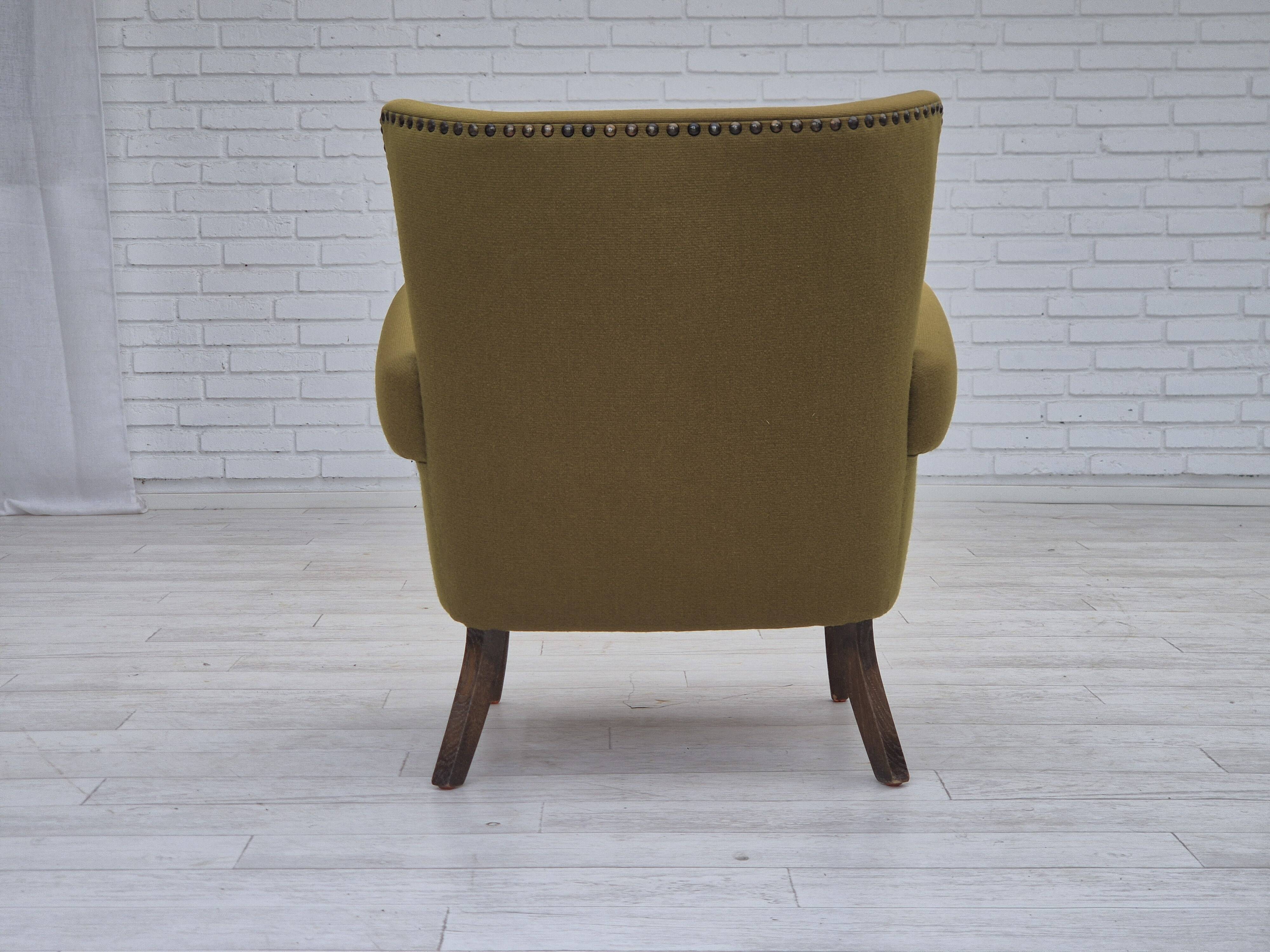 Chaise longue danoise des années 1970, mobilier vert d'origine en laine, bois de chêne.