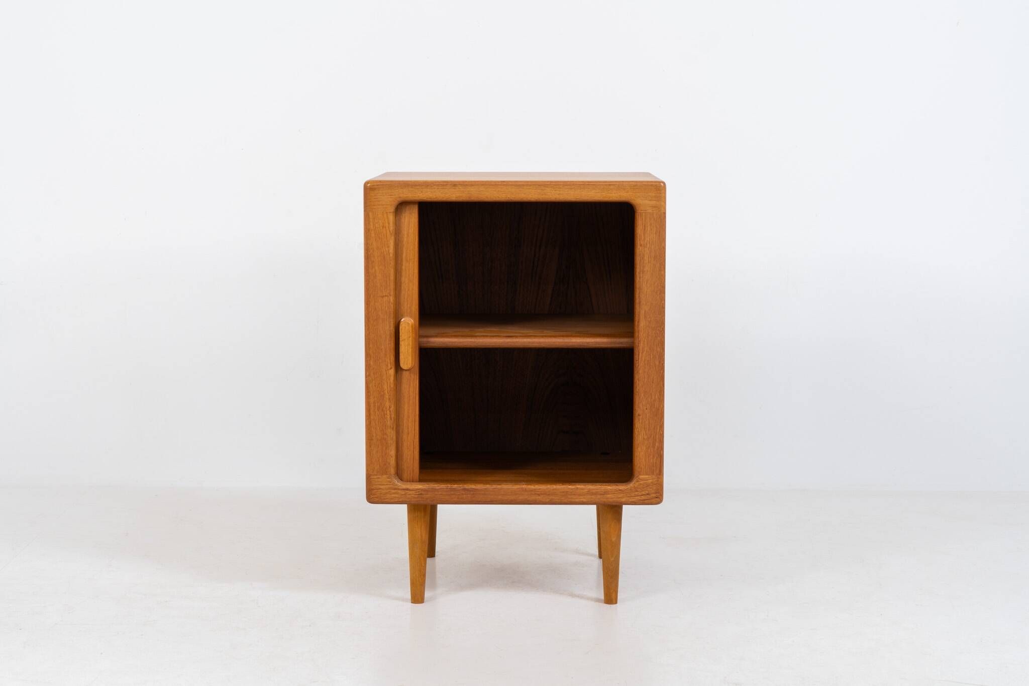 Cabinet avec porte tambour par CFC Silkeborg