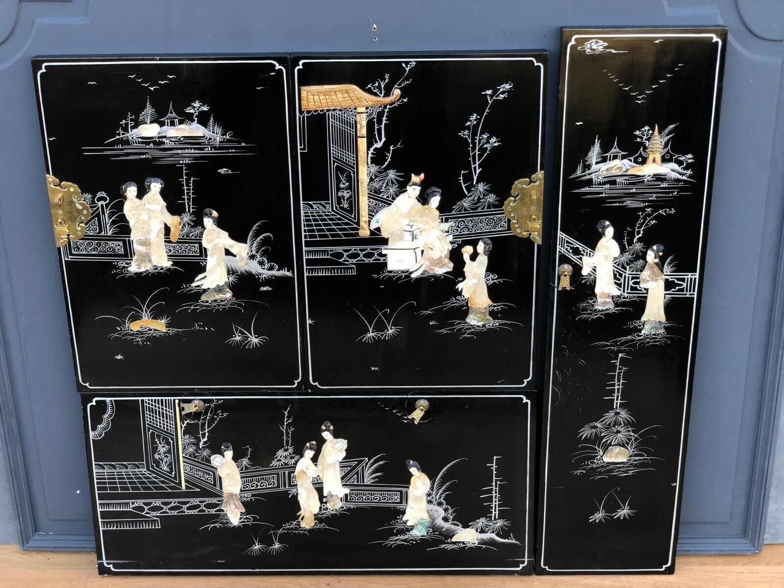 Four lacquer panels japan china XXe decorations of geishas