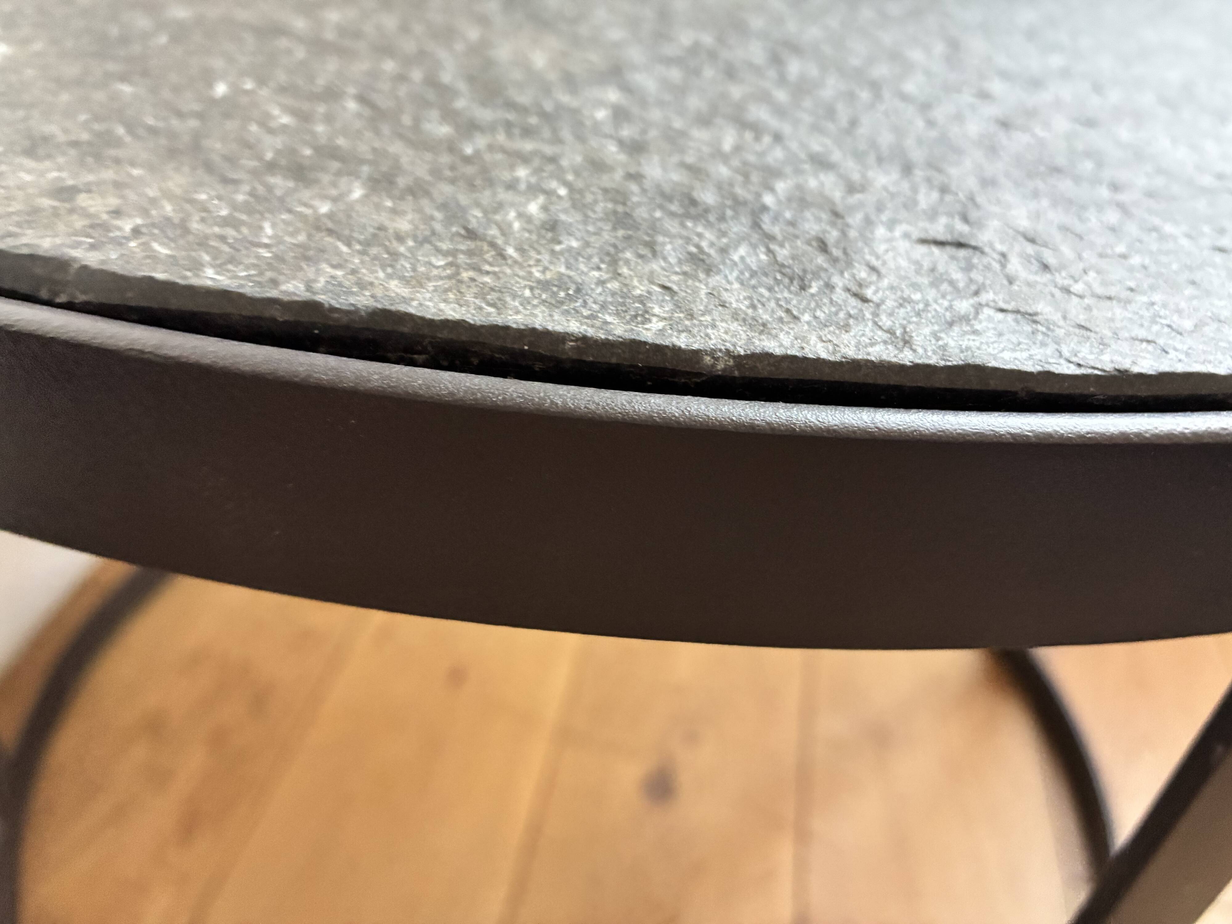 Round coffee table in natural stone and black metal – contemporary design