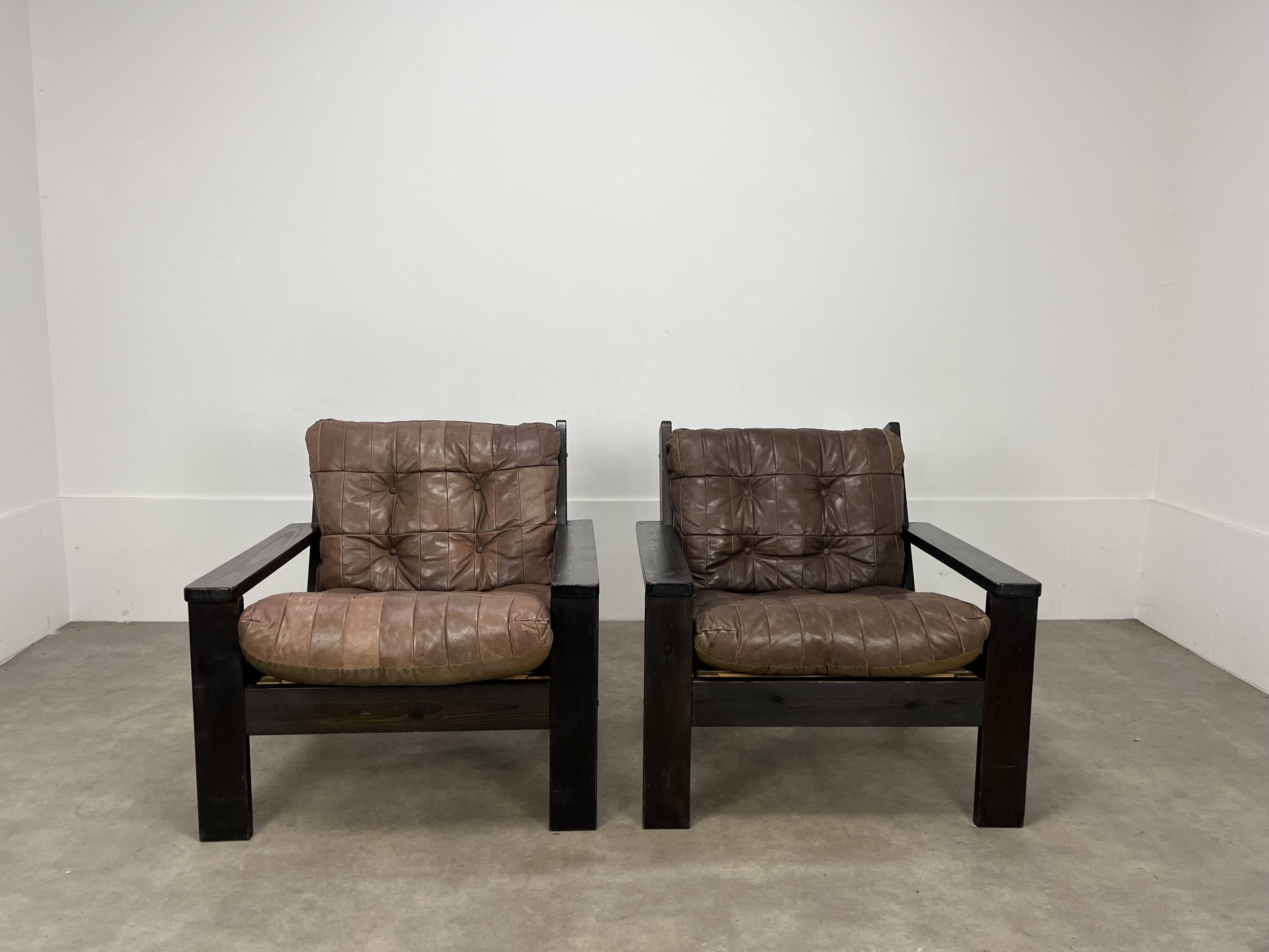 Living room sofa and brutalist armchairs in leather and wood, 70s, chalet style