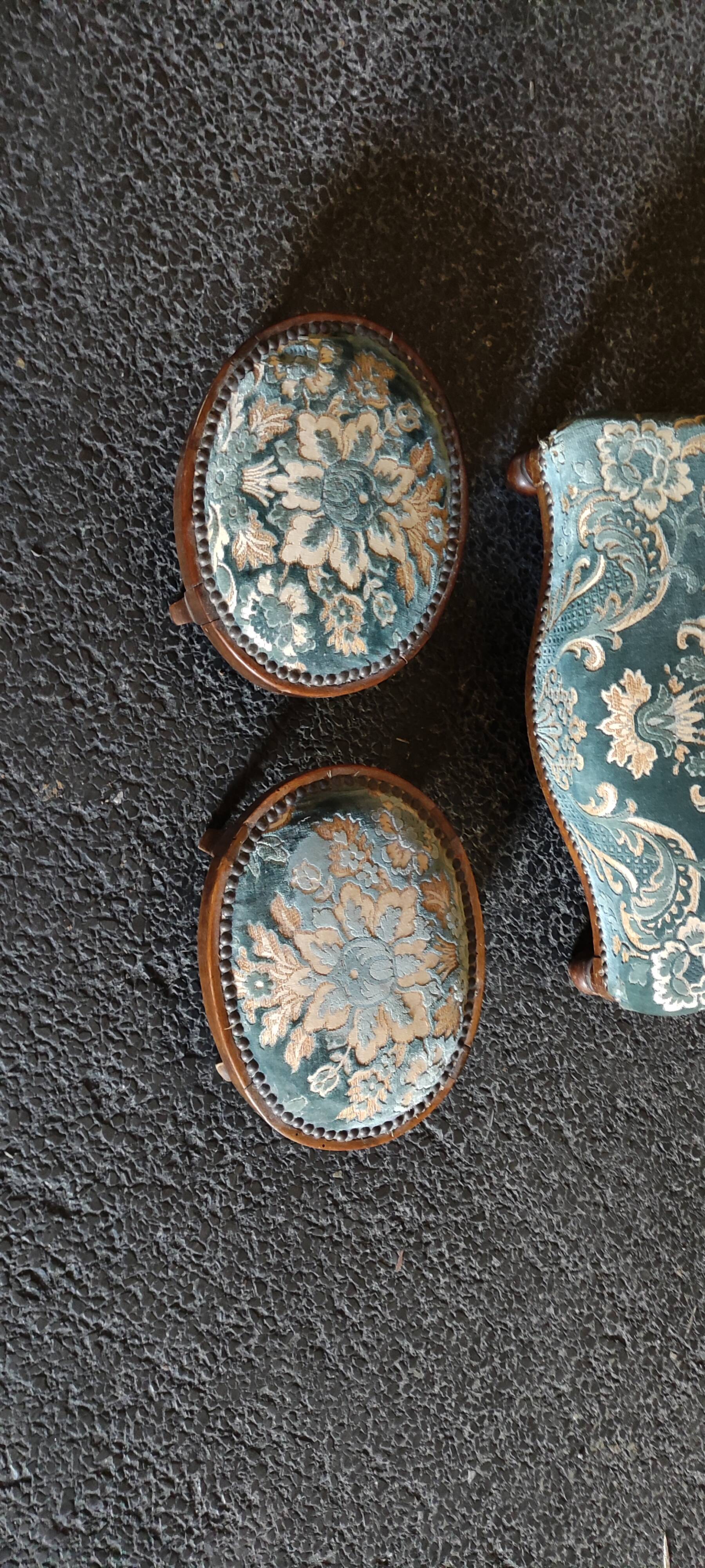 Pray to god in walnut from the 19th century and these foot rests.
