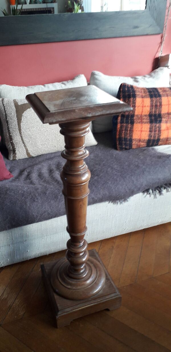 Colonne ancienne en bois