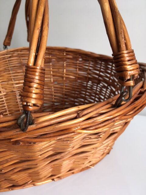 2-handle wicker basket