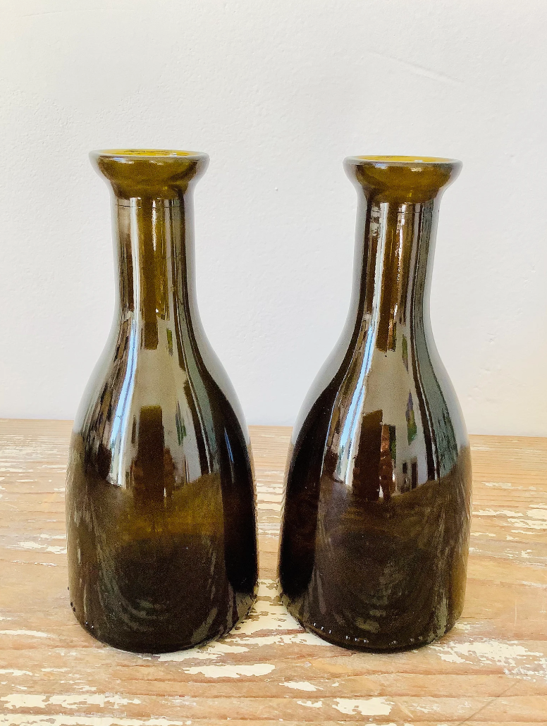 Lot de 2 jolis flacons identiques en verre ambré