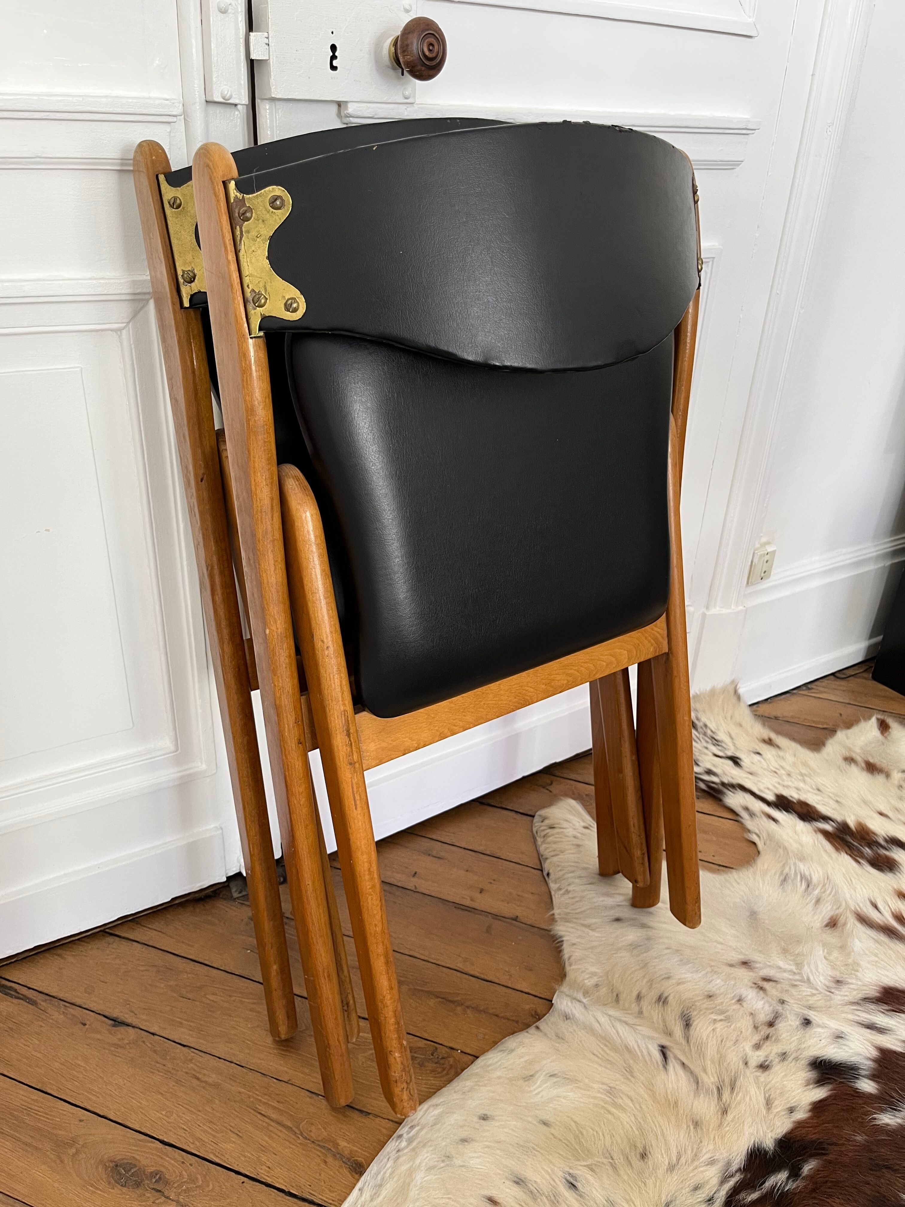 2 folding chairs wood and skaï