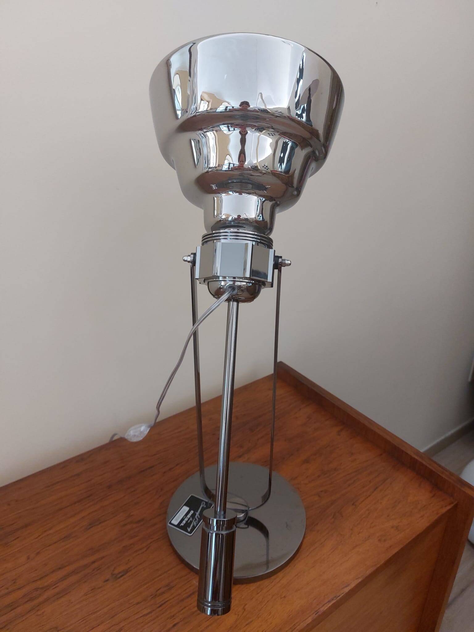 Lampada da tavolo "Glas" in vetro opalino e acciaio cromato