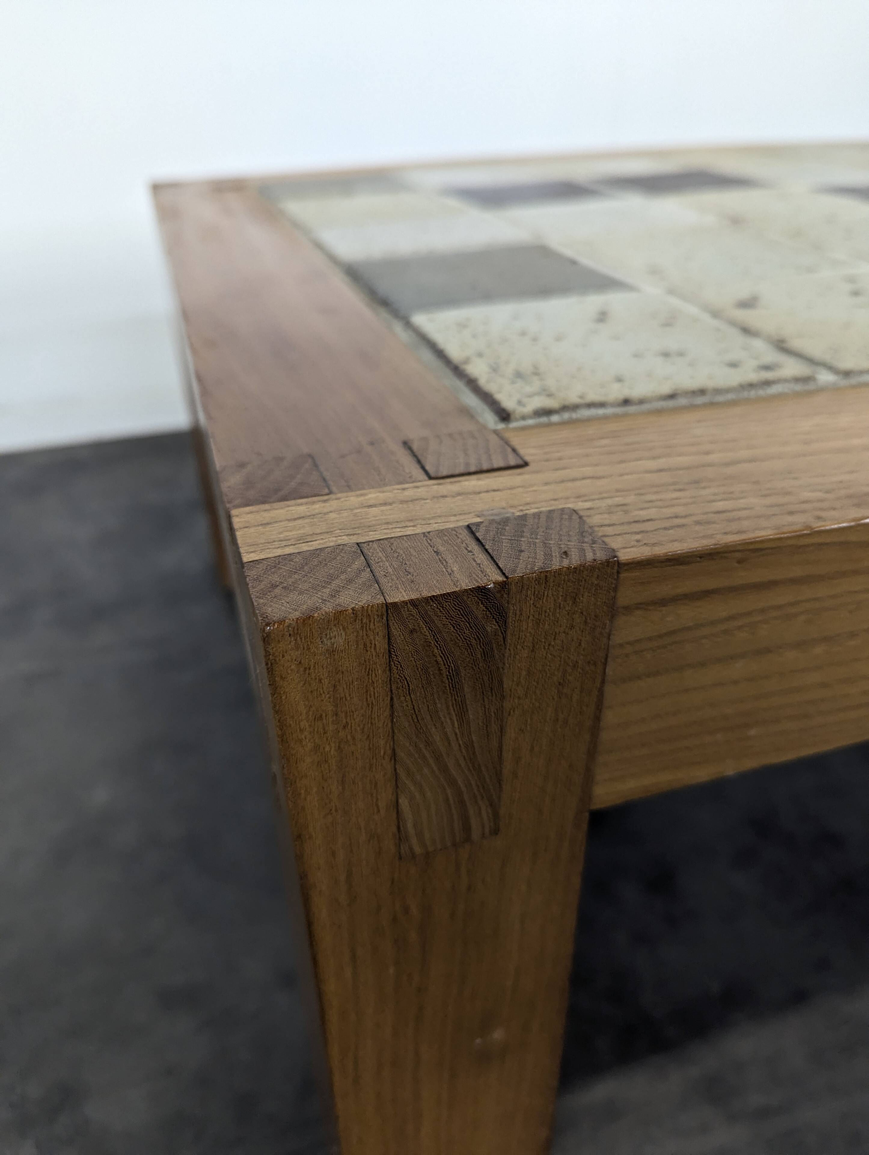 Table basse Maison Regain en orme massif et grès céram