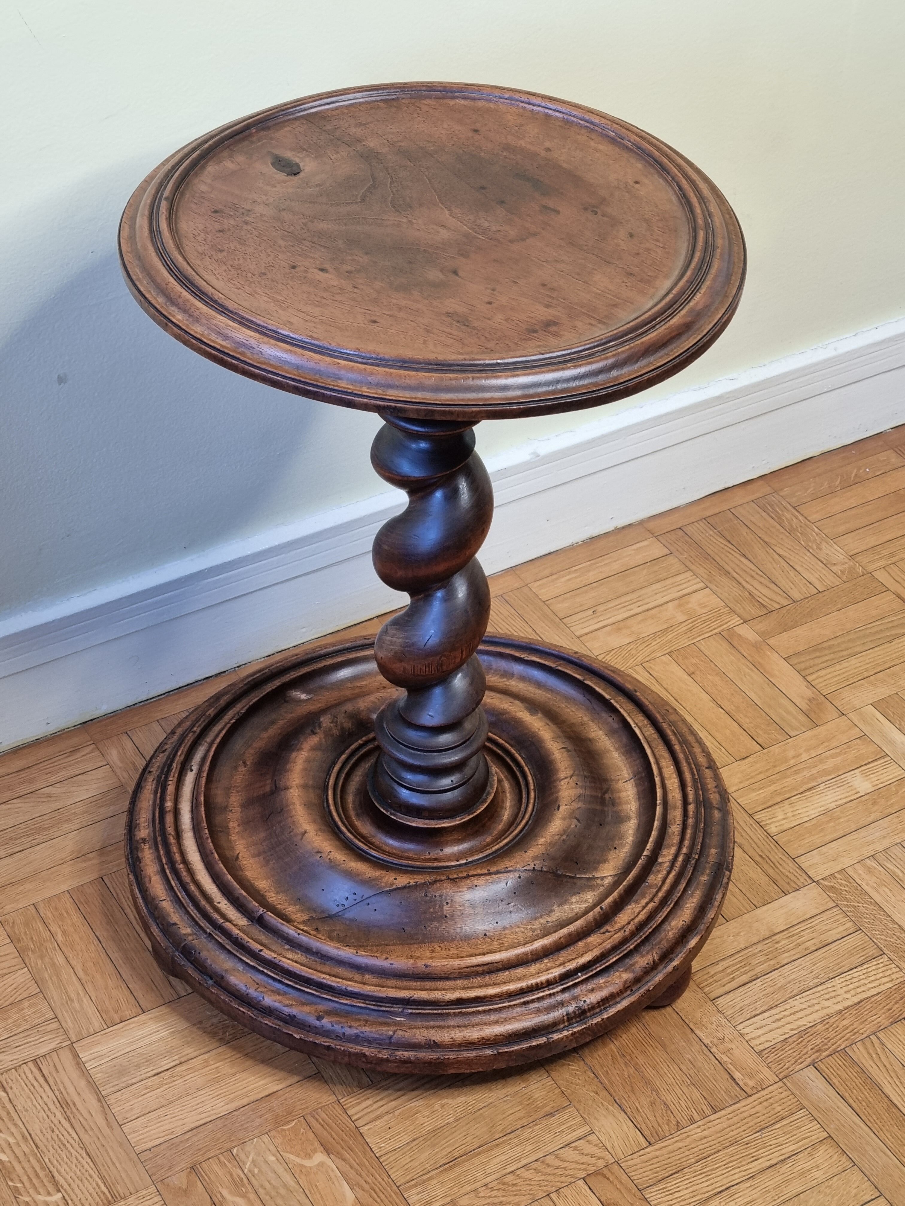 Table d'appoint en bois tourné, 52 cm