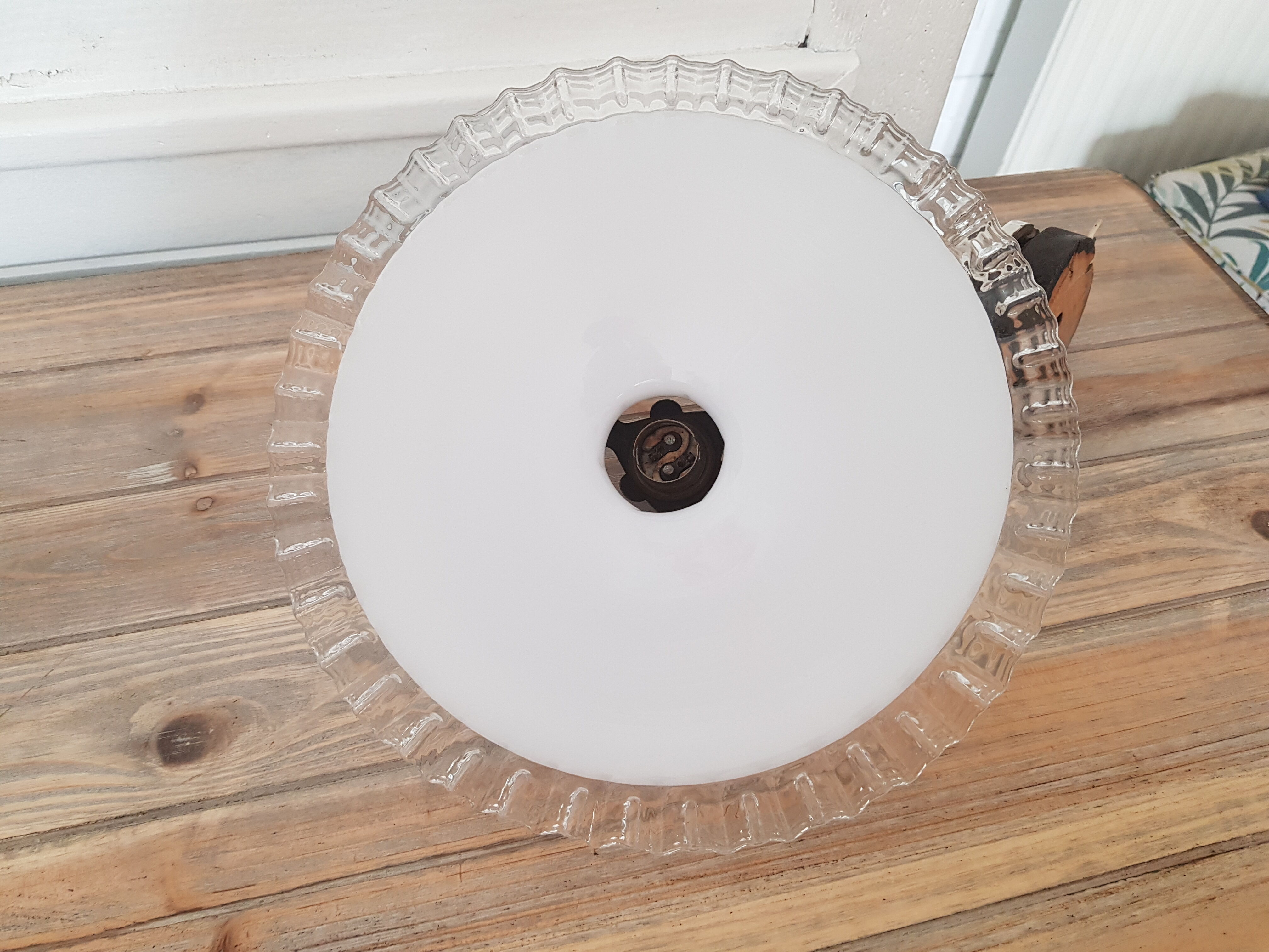 Abat jour en opaline blanche + support plafonnier en porcelaine