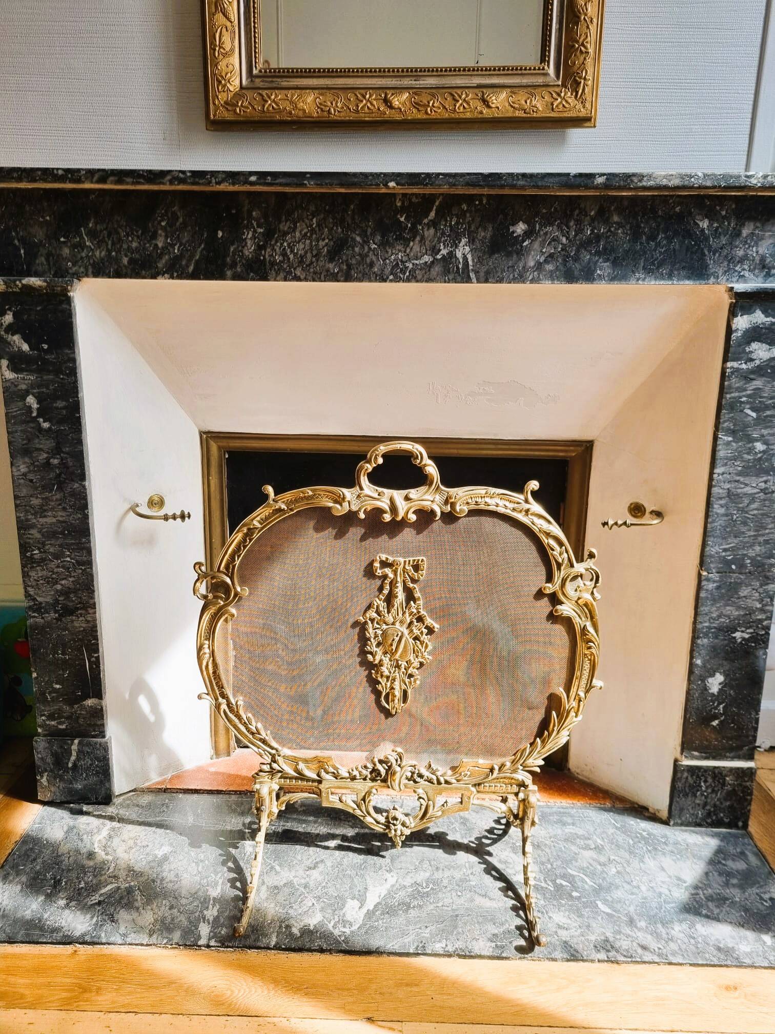 Fire screen, 19th century spark screen in gilded bronze