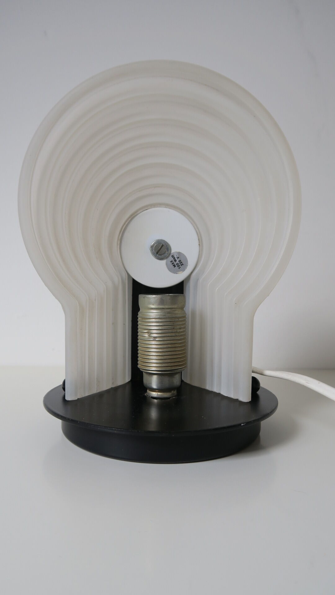 Italian wall lamp in satin glass 80s
