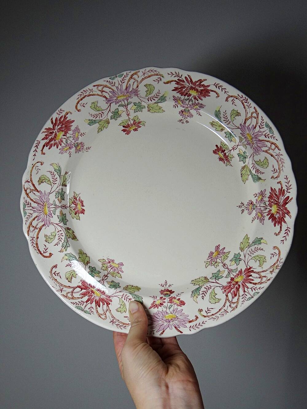 Plat de service ancien Longchamp Pâquerettes terre de fer polychrome XIXe