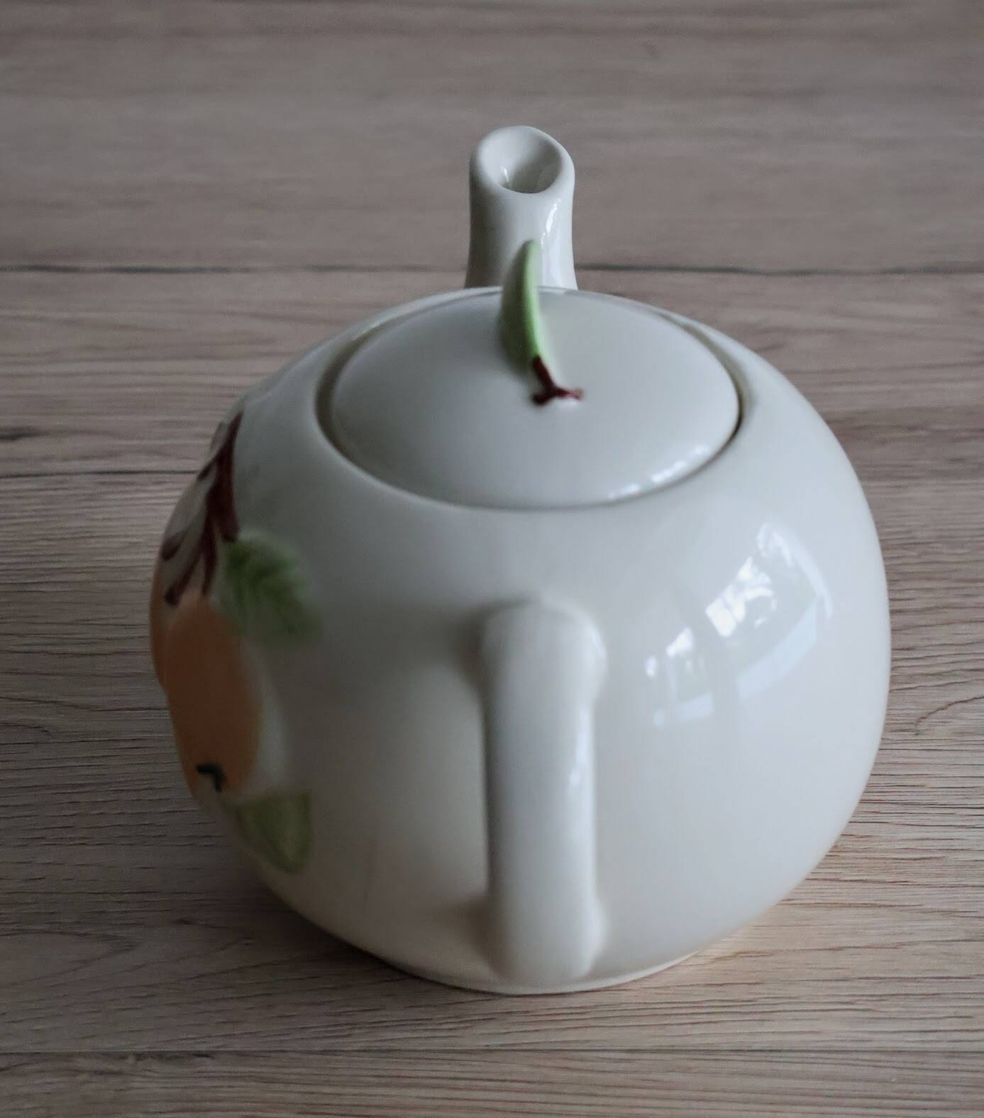Slush teapot with embossed fruit decoration