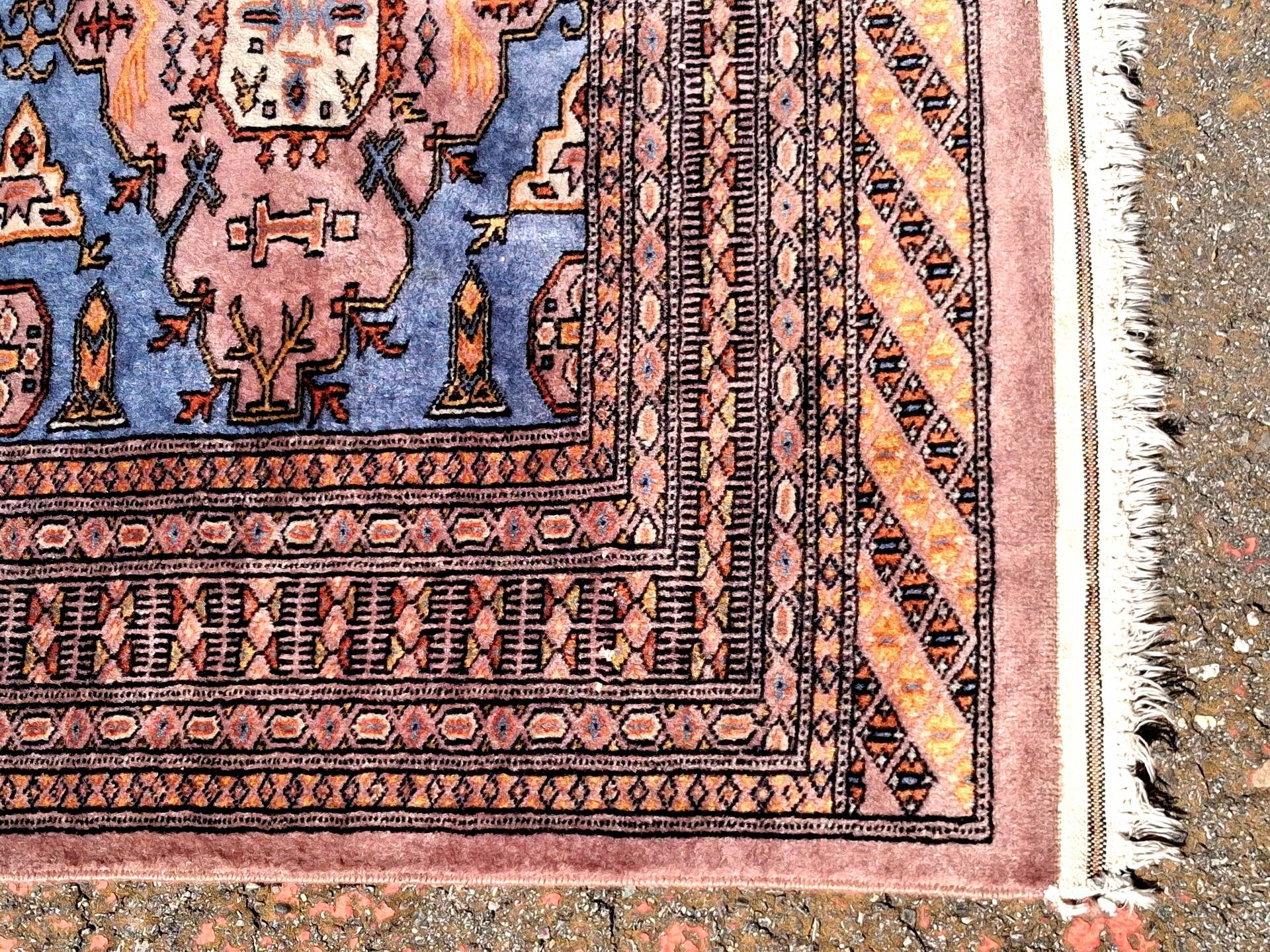 Tapis d'orient, taille 243 x 168 cm, signé numéroté