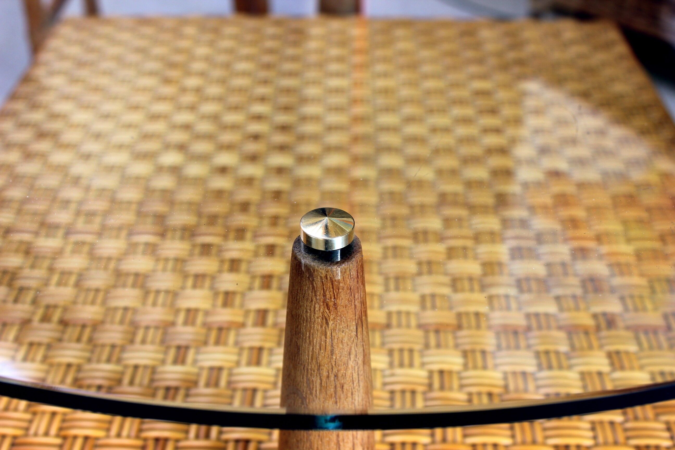 Vintage coffee table in woven wicker and rattan glass from the 60s/70s