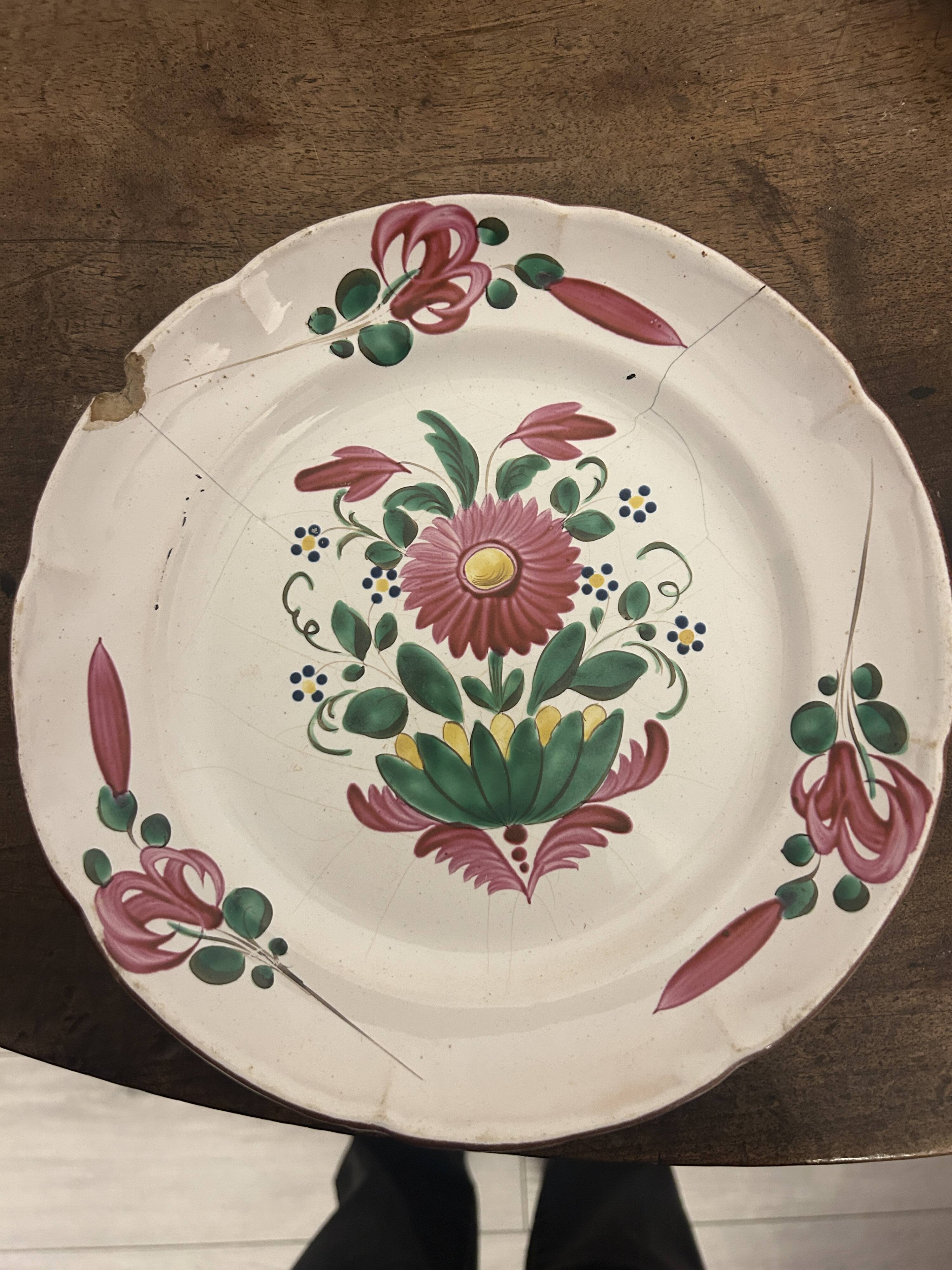 5 assiettes en faïence des Islettes, XVIIIᵉ siècle