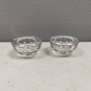 Un ensemble de bougeoirs iittala en verre transparent clair.