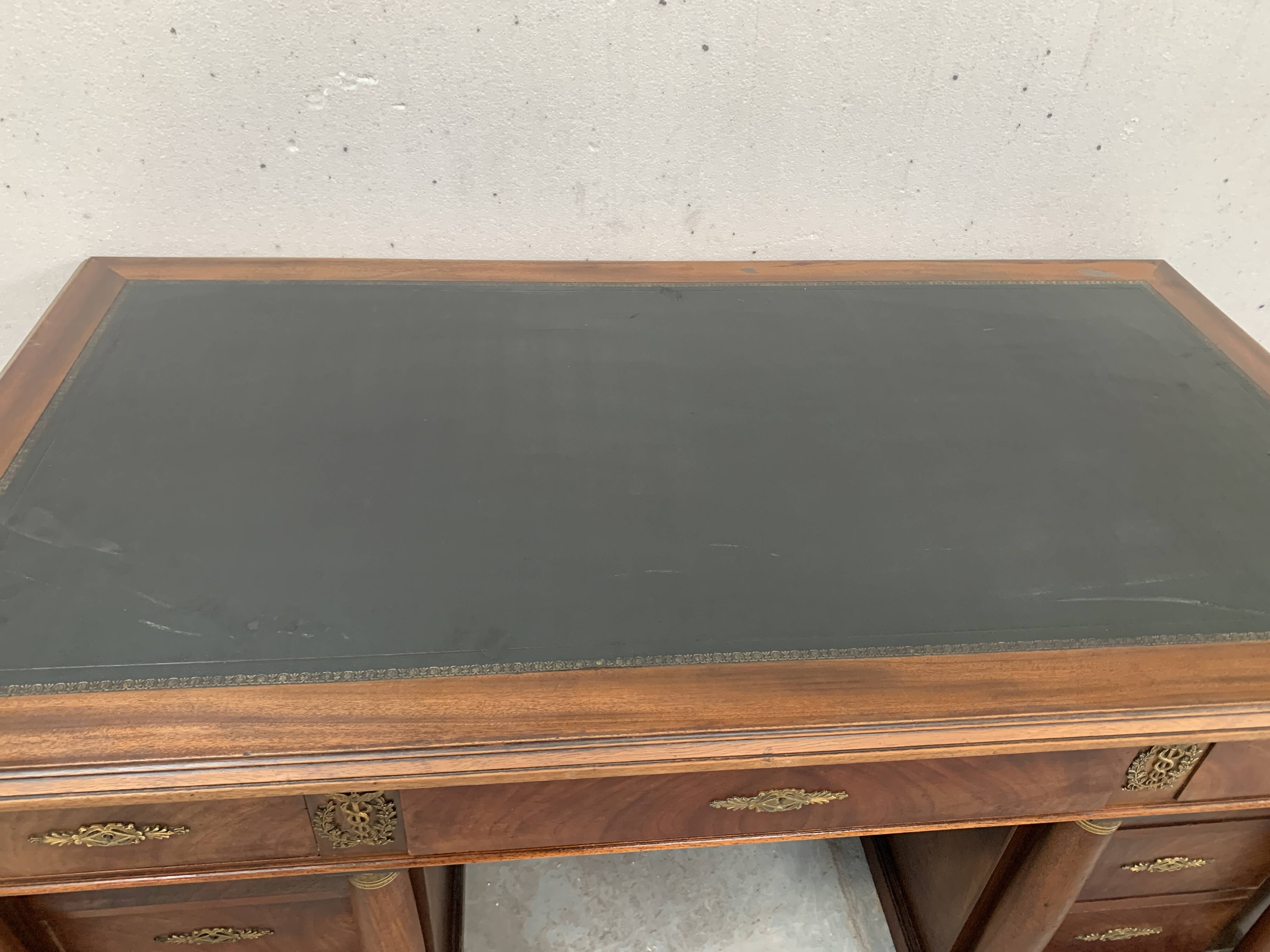 Bureau a caissons de style Empire en acajou et placage XX siècle