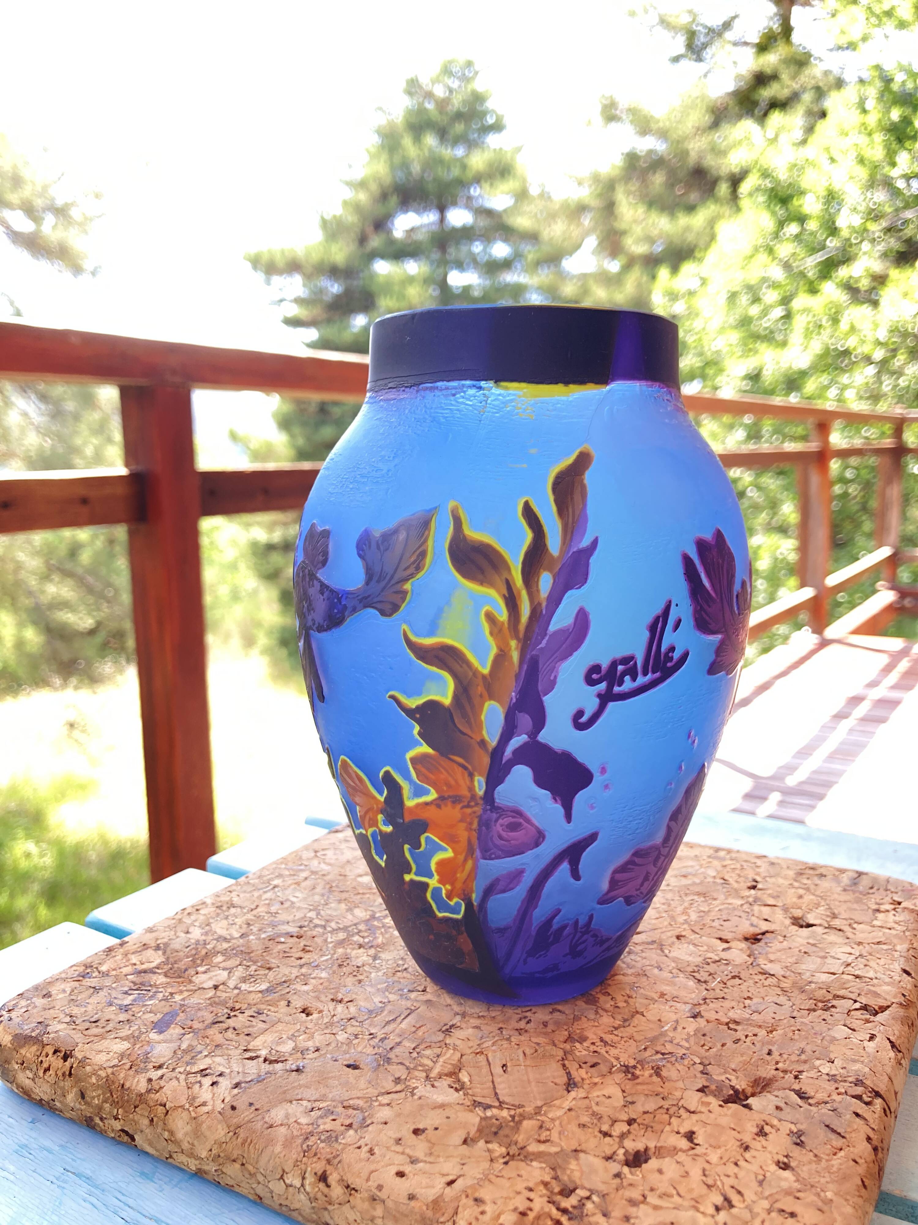 vase gallé aux motifs marins