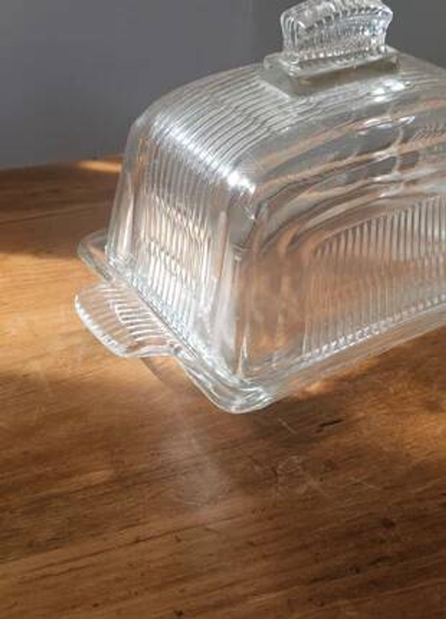 Beurrier vintage en verre pressé strié