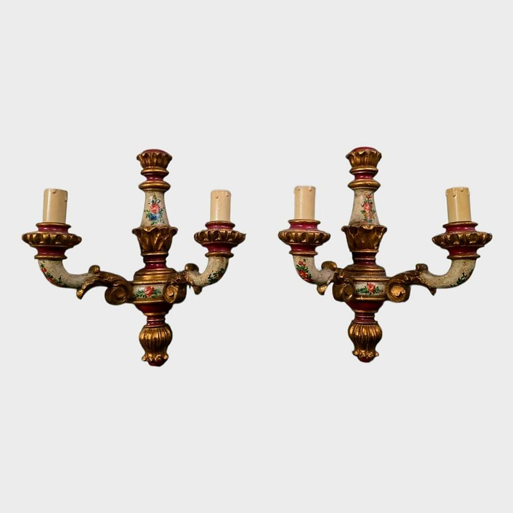 Paire d'appliques Louis XV en bois sculpté et polychrome – XIXe