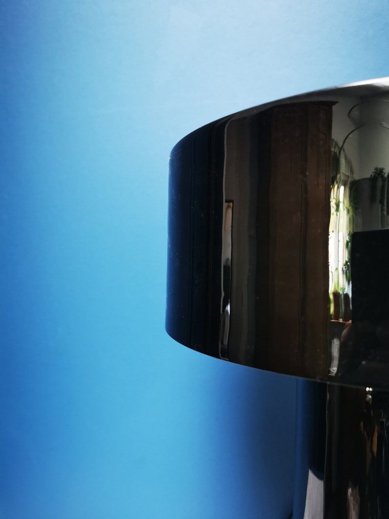 Black enameled metal lamp